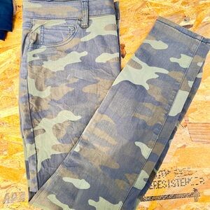 Brand New, never worn Camo Jeggings 15/33!
